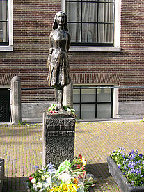  Bild von Citysam  Statue von Anne Frank am Museum