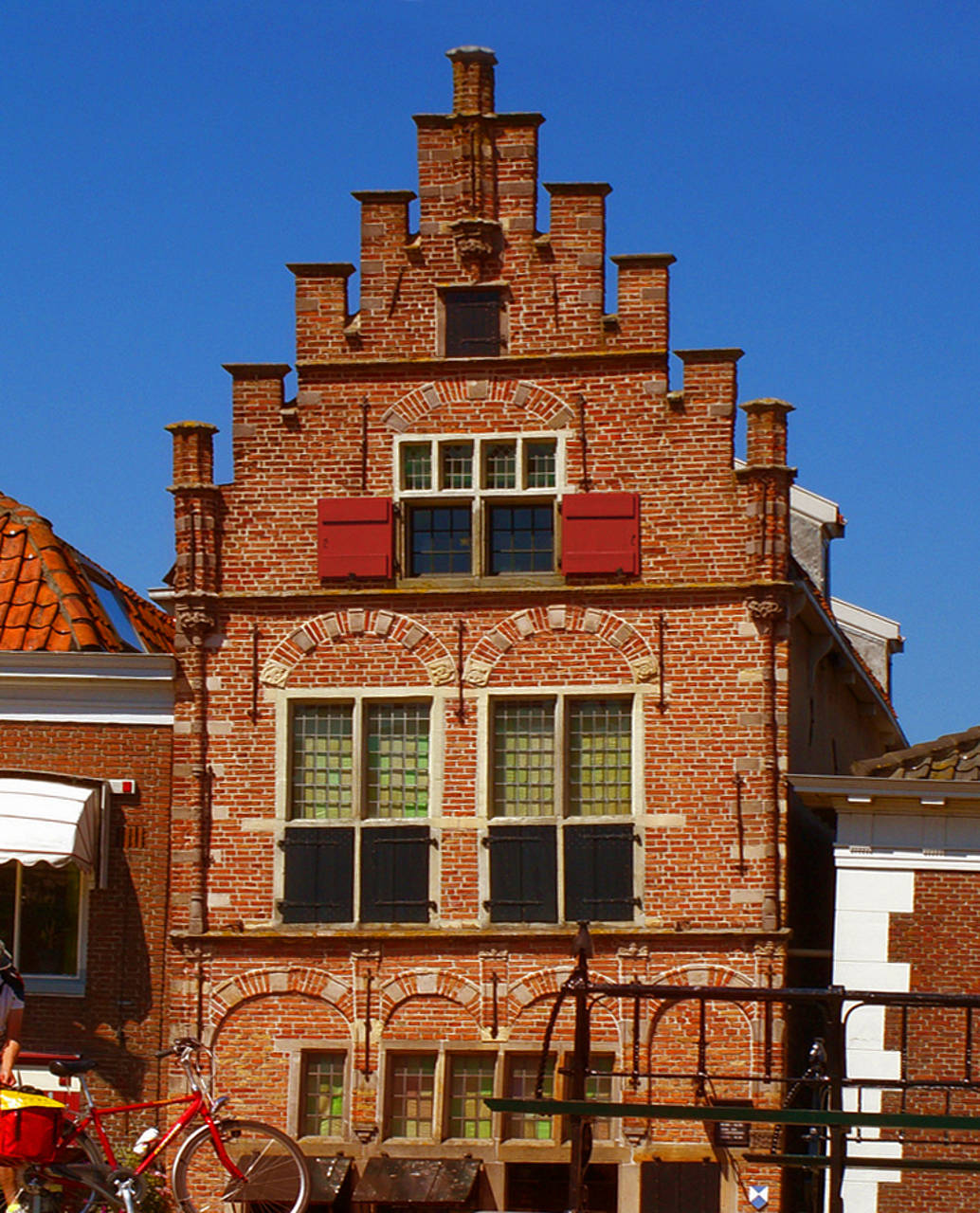  Impressionen Sehenswürdigkeit  Schönes schiefes Haus in dem kleinen Käseort