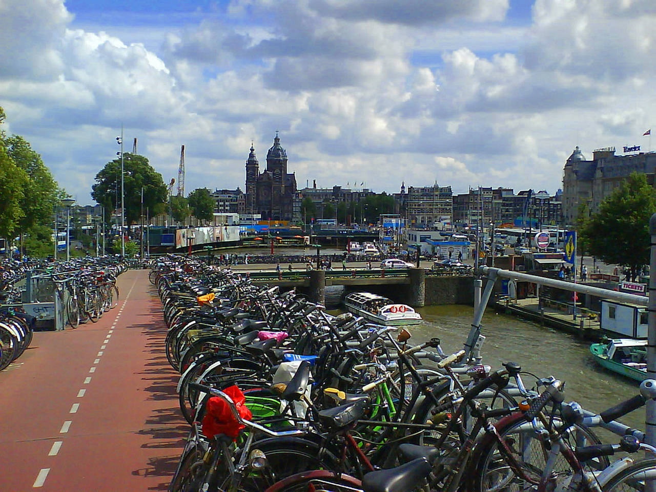  Bildansicht Reiseführer  Der Stationsplein liegt direkt am Wasser und stimmt gleich auf das Venedig des Nordens ein